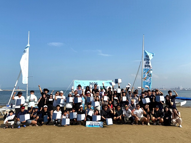 ▲ ‘2025 포항시장배 세일링 챔피언십 대회’ 참가자들이 시상 후 기념촬영을 하고 있다.ⓒ포항시체육회