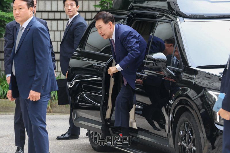 ▲ 윤석열 전 대통령이 16일 서울 서초구 서울중앙지방법원에서 열린 내란 우두머리 혐의·직권남용 권리행사 방해 혐의 사건 7차 공판에 출석하고 있다. ⓒ뉴데일리 DB