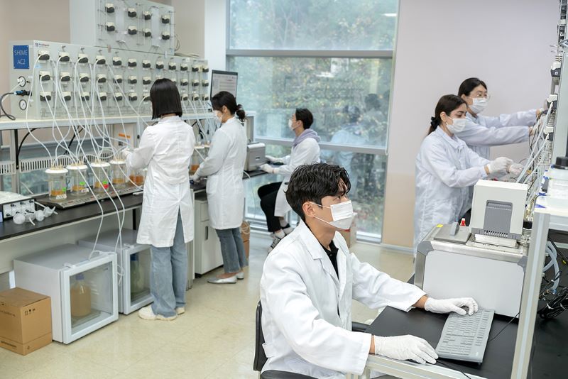 ▲ 순천향대 의생명융합학부 연구실에서 연구원들이 실험실습을 진행하고 있다.ⓒ순천향대