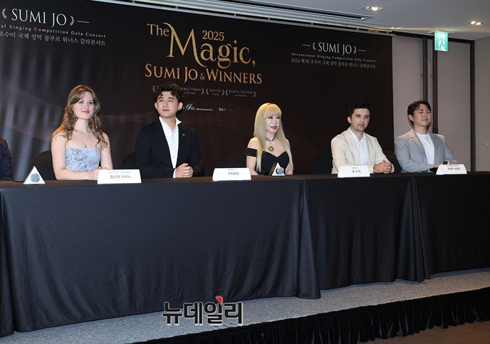 ▲ 왼쪽부터 소프라노 쥘리에트 타키노, 바리톤 지하오 리, 소프라노 조수미, 테너 조르주 비르반, 테너 이기업.ⓒ정상윤 기자