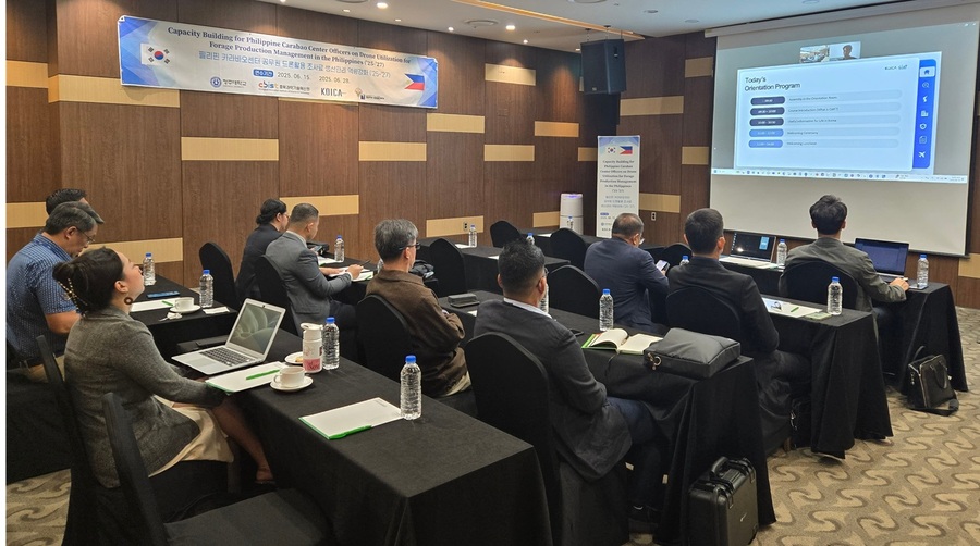 ▲ 충북과학기술혁신원(원장 고근석)은 KOICA 공적개발원조(ODA) 사업의 일환으로, 필리핀 카라바오센터(PCC) 공무원 15명을 초청해 ‘드론 활용 조사료 생산관리 역량 강화’ 연수 프로그램을 15~28일 14일간 운영한다. ⓒ충북도