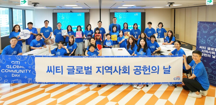▲ 한국씨티은행은 지난 14일 씨티은행 임직원과 가족들이 함께 ‘씨티 글로벌 지역사회 공헌의 날’ 활동을 진행했다고 밝혔다. 서울 종로구 소재 한국씨티은행 본점에서 진행한 ‘목소리 기부 동화책 낭독' 활동에 앞서 유명순 은행장(뒷줄 가운데)과 임직원들이 기념촬영을 하고 있다. ⓒ한국씨티은행