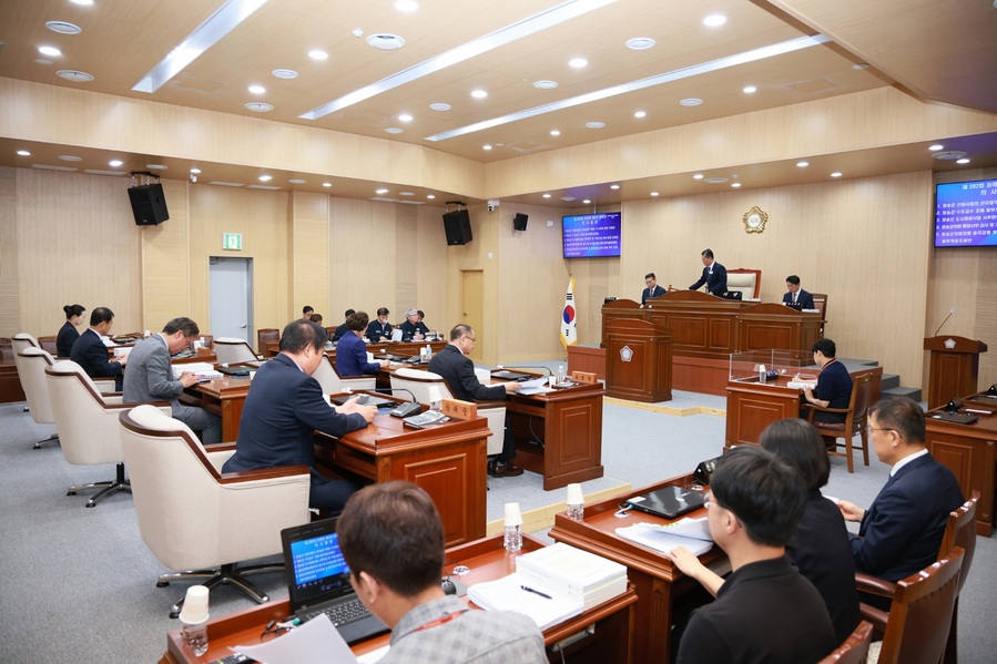 ▲ 청송군의회(의장 심상휴)는 지난 13일 제3차 본회의를 끝으로 11일부터 진행된 제282회 정례회 회기 일정을 모두 마무리했다.ⓒ청송군의회