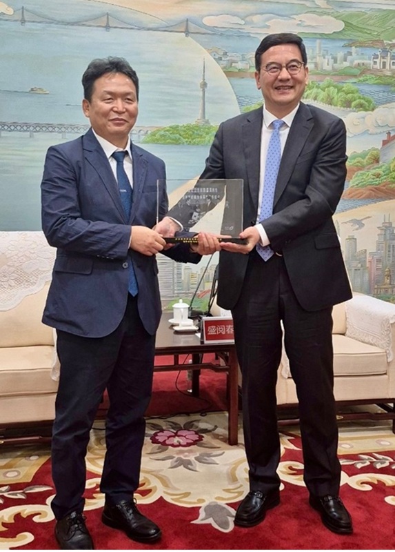 ▲ 성위에춘 우한시장이 2000년 자매결연 협약 체결시 사진으로 제작한 액자를 신병대 청주부시장(왼쪽)에게 전달하고 있다. ⓒ청주시
