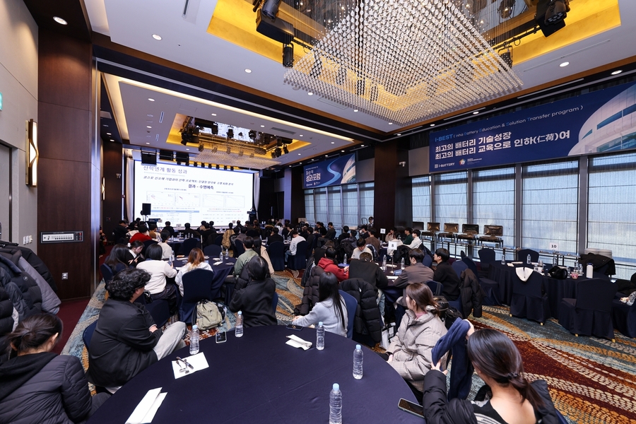 ▲ 인하대 이차전지사업단이 지난 1월 관련 기업과 전문가들이 참석한 가운데 포럼을 진행하고 있다. ⓒ 인하대 제공