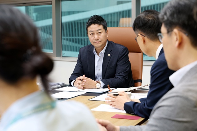 ▲ 김진경 경기도의회 의장이 16일 의장 접견실에서 경기도와 경기도교육청 관계자 등과 함께 대안교육기관 급식비 지원 예산과 관련된 정담회를 진행하고 있다. ⓒ경기도의회 제공
