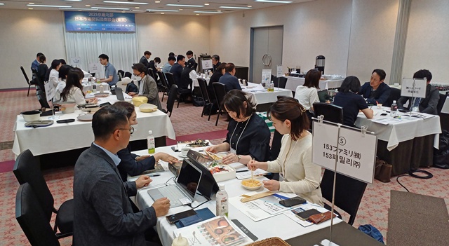 ▲ 경기도경제과학진흥원이 일본 도쿄와 오사카에서 지난 9~13일 개최한 '2025 경기북부 일본 시장개척단'에 참석한 경기북부 기업들이 현지 바이어들과 수출상담을 진행하고 있다. ⓒ경기도경제과학진흥원 제공
