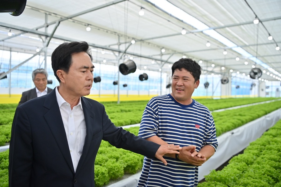 ▲ 김태흠 충남도지사가 16일 부여 청년농 스마트팜에서 상추 등 재배 상황을 살펴보고 있다.ⓒ충남도