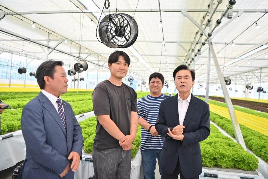 ▲ 김태흠 충남도지사가 부여 청년농 스마트팜에서 박정현 부여군수와 함께 청년농과 대화를 하고 있다. ⓒ충남도