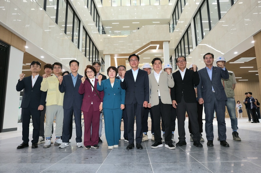 ▲ 대구시의회 건설교통위원회(위원장 허시영)는 제317회 정례회 기간 중인 6월 16일, 대구대표도서관 및 문화공원 조성 사업 현장을 찾아 공사 현황을 점검하며, 대구대표도서관과 문화공원이 지역 사회의 문화와 지식을 연결하는 중요한 역할을 다할 수 있도록 최선을 다해줄 것을 당부했다.ⓒ대구시의회