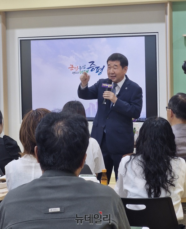 ▲ 16일 증평군 ‘돌봄나눔플러스센터’에서 열린 ‘군민과 함께하는 브런치 톡(Talk)톡(Talk) 릴레이’ 행사에서 이재영 증평군수가 군민들의 질문에 답하고 있다.ⓒ양승갑 기자