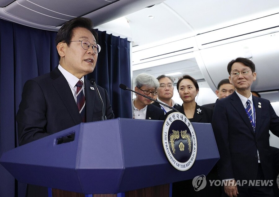 ▲ 이재명 대통령이 16일(현지시간) 주요 7개국(G7) 정상회의 참석을 위해 캐나다 앨버타주 캘거리로 향하며 공군 1호기에서 기자간담회를 하고 있다.ⓒ연합뉴스