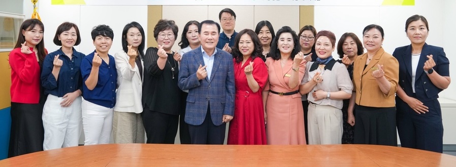 ▲ 김지철 충남도교육감이 16일 출범한 충남 학부모회연합회 회원들과 함께 기념촬영을 하고 있다.ⓒ충남도교육청