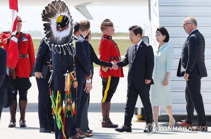 ▲ 51차 주요 7개국(G7) 정상회의에 참석하는 이재명 대통령이 16일(현지시간) 캐나다 앨버타주 캘거리국제공항에 도착해 영접 인사와 악수하고 있다. ⓒ연합뉴스