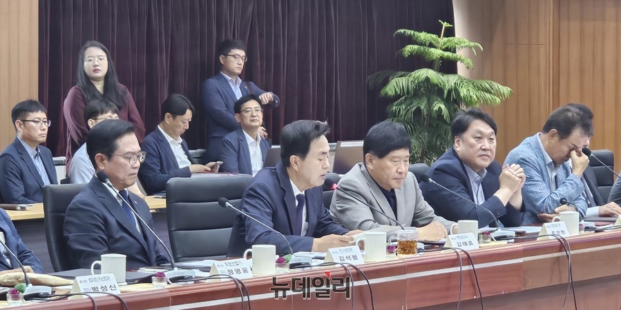 ▲ 김태흠 충남도지사가 17일 오전 충남도청에서 열린 29개 기업과 총 6694억원 규모의 투자협약식에 참석, 인사말을 하고 있다.ⓒ김정원 기자