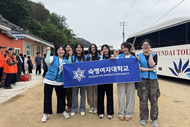 ▲ 숙명여대 학생과 교직원들이 지난 13일 경북 안동시 길안면에서 산불 피해 이재민을 위한 봉사활동에 참여했다.ⓒ숙명여대