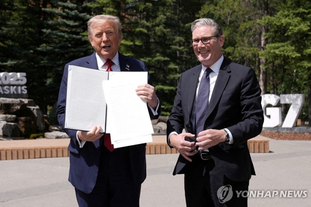 ▲ 도널드 트럼프 미국 대통령과 키어 스타머 영국 총리가 캐나다 캐내내스키스에서 열린 주요 7개국(G7) 정상회의에 참석해 기자회견을 하고 있다. 250616 로이터=연합뉴스. ⓒ연합뉴스