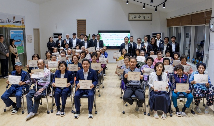 ▲ 증평읍 용강3리 온마을돌봄센터에서 열린 ‘찾아가는 문화공연’에서 주민들이 즐거워하고 있다.ⓒ증평군