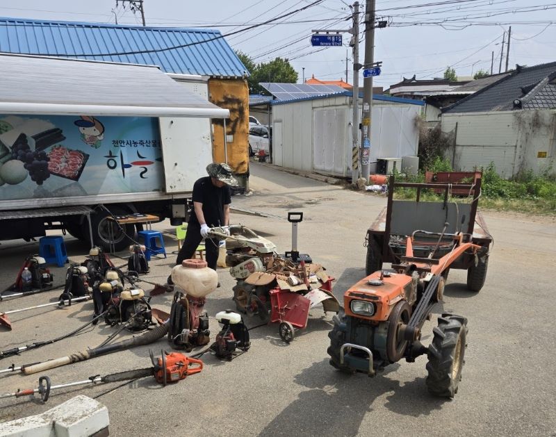 ▲ 농촌 현장에서 많은 호응을 얻고 있는 찾아가는 농업기계 순회수리기술교육 모습.ⓒ천안시