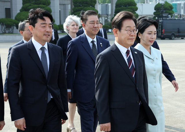 ▲ 이재명 대통령과 김혜경 여사가 캐나다에서 열리는 주요 7개국(G7) 정상회의에 참석하기 위해 16일 경기 성남 서울공항에서 공군 1호기에 탑승하기 위해 이동하고 있다. 왼쪽은 강훈식 비서실장. ⓒ뉴시스