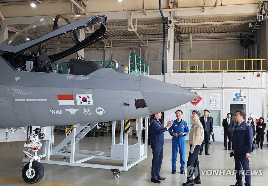 ▲ 경남 사천 한국항공우주산업(KAI)에서 이주호 교육부 장관이 한국형 전투기 KF-21에 대한 설명을 듣고 있다. ⓒ연합뉴스