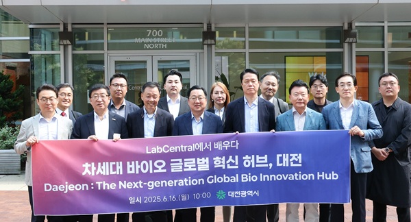 ▲ 이장우시장과 일행은 항암제 개발 스타트업 ‘K2B테라퓨티스’ 김종성 대표의 안내로 시설을 둘러보고, 창업 생태계 운영 방식을 자세히 살펴본 후 기념사진을 남겼다.ⓒ대전시