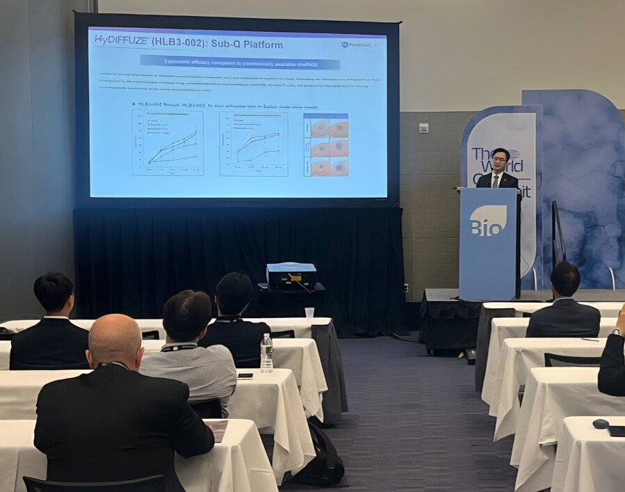 ▲ 휴온스랩이 지난 16일(현지 시간) 미국 보스턴에서 열린 바이오 USA에 참가했다. 사진은 휴온스랩 바이오연구소 이병하 전무가 IV에서 SC 제형 변경 기술과 파이프라인에 대해 설명하고 있다. ⓒ휴온스랩