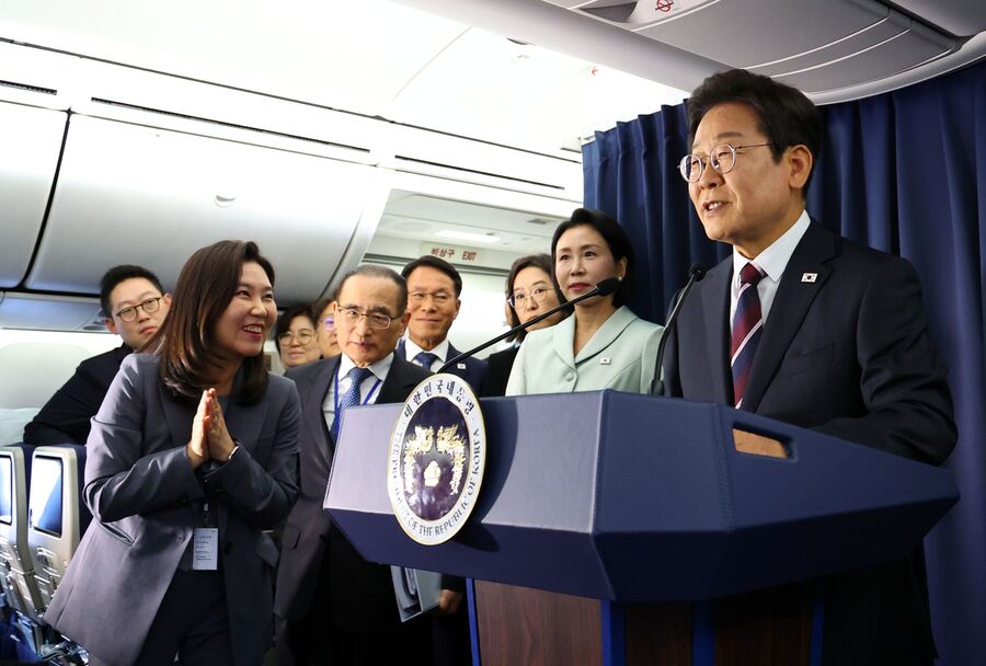 ▲ 이재명 대통령이 16일(현지 시간) 주요 7개국(G7) 정상회의 참석을 위해 캐나다 앨버타주 캘거리로 향하는 공군 1호기에서 기자간담회를 하고 있다. ⓒ뉴시스