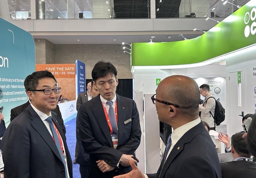 ▲ 신유열 롯데지주 글로벌전략실장(가운데)이 16일(현지시간) 바이오USA에서 셀트리온 부스를 방문해 관계자와 이야기를 나누고 있다. ⓒ조희연 기자