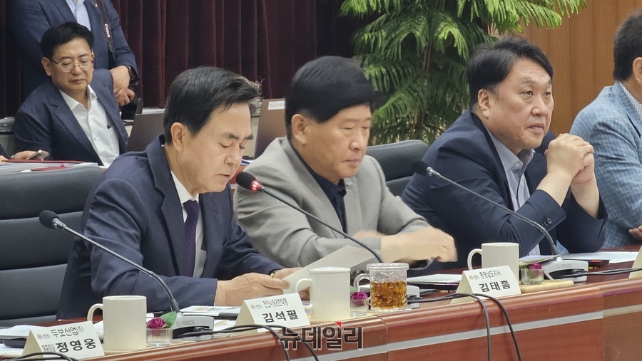 ▲ 17일 오전 충남도청에서 열린 충남도-29개사-10개 시군 합동 투자협약식에서 김태흠 충남도지사가 인사말을 하고 있다. 사진 왼쪽부터 김태흠 충남도지사, 홍성현 충남도의장, 안호 충남도 경제산업실장.ⓒ김정원 기자