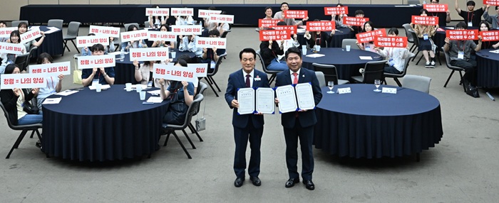 ▲ 백성현 충남 논산시장(왼쪽)과 김창규 충북 제천시장이 지난 16일 제천 청풍리조트에서 대형 국제 행사의 성공적 개최를 위한 업무협약을 하고 있다.ⓒ논산시