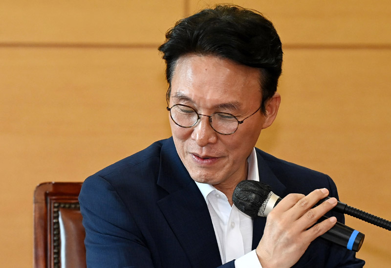 ▲ 김민석 국무총리 후보자가 17일 오전 서울 종로구 금융감독원 연수원에 마련된 인사청문회 준비단 사무실에서 열린 사회분야 부처 업무보고에 참석하고 있다. ⓒ뉴시스