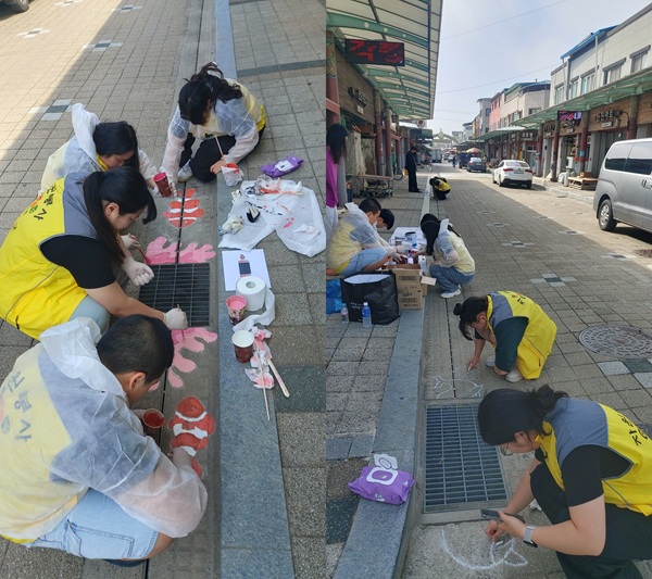 ▲ 부여군자원봉사센터가 지난 15일 청소년과 대학생 자원봉사자 20여 명과 함께 거리 위에 그림으로, 담배꽁초 하나, 바다를 오염시킨다는 메시지를 전했다.ⓒ부여군