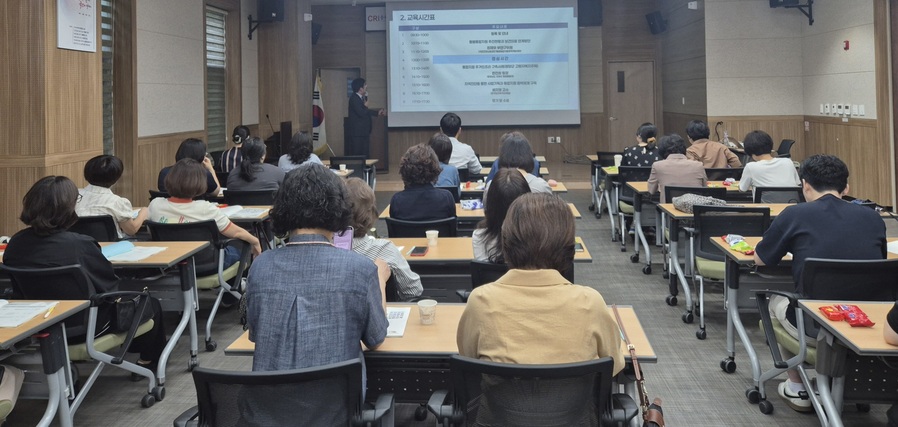 ▲ 충북도가 17일 충북연구원에서 도내 시·군 공무원을 대상으로 ‘노인 의료·돌봄 통합지원 시·군 역량강화 교육’을 실시하고 있다. ⓒ충북도