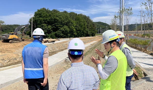 ▲ 대전도시공사가 최근 우기 대비 지역 8개 건설 현장에 대해 합동 점검을 하고 있다ⓒ대전도시공사