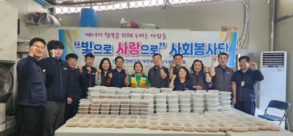 ▲ 한전 MCS(주) 대전·세종·충남지사 직할 지점DL 취약계층 홀몸 어르신 30세대에 반찬을 전달하고 있다.ⓒ중구