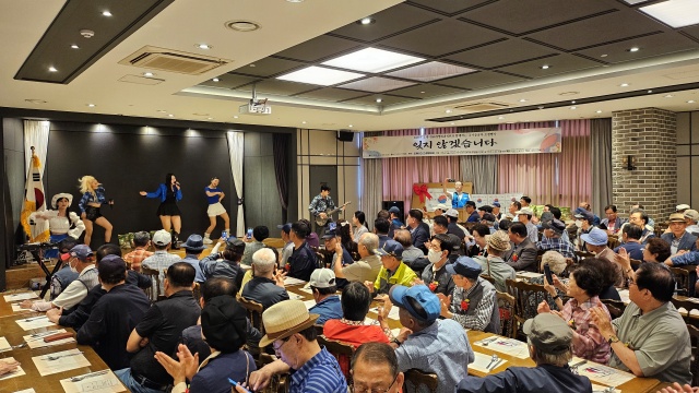 ▲ 17일 열린 국가유공자 초청행사 '잊지 않겠습니다'에서 참석 어르신들이 축하공연을 관람하고 있다. ⓒ오케이365정형외과 제공