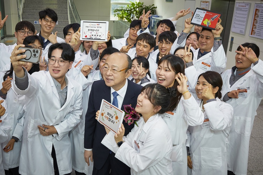 ▲ 김승연 회장이 한화토탈에너지스 연구소에서 연구원들과 셀카를 찍고 있다.ⓒ한화그룹