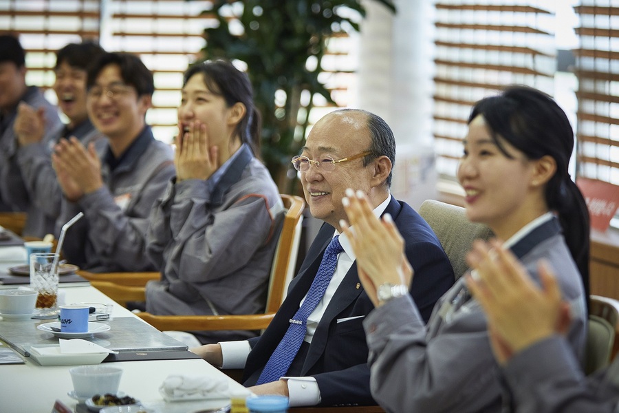 ▲ 김승연 회장이 한화토탈에너지스 대산공장 직원들과 오찬을 하며 환담을 나누고 있다.ⓒ한화그룹