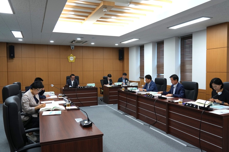 ▲ 영천시의회 예산결산특별위원회(위원장 하기태)는 16일, 제246회 제1차 정례회 제2차 회의를 열어 2024회계연도 영천시 결산 및 예비비지출 승인안 등 3건을 심사·의결한 후 예결위 활동을 마무리했다.ⓒ영천시의회