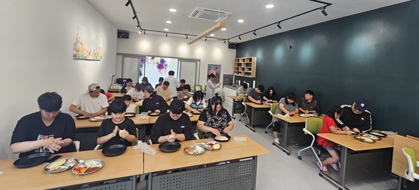 ▲ 장애인종합복지관은 지난 13~14일 옥산면 판앤팜치유정원에서 장애 청소년 가정과 함께 1박2일 가족 캠핑을 진행했다.ⓒ부여군