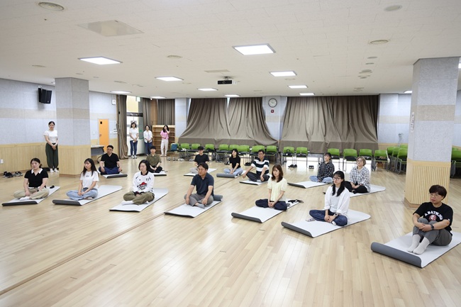 ▲ 동해시가 민원 응대 과정에서 발생하는 누적된 스트레스를 해소하고 공무원들의 심리적 안정을 도모하기 위해 '2025년 민원공무원 힐링 프로그램'을 개최한다.
ⓒ동해시