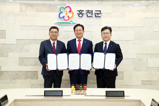 ▲ 신영재 홍천군수가 풀무원식품(대표이사 이우봉)·농협중앙회홍천군지부(지부장 김준태)와 17일 홍천군청에서 지역 농·특산물의 판로 확대 및 소비 촉진을 위한 업무협약(MOU)을 체결했다. 협약을 통해 홍천군은 차별화된 고품질 농·특산물 생산·공급 체계를 구축해 건강하고 안전한 먹거리를 제공하고, 풀무원식품(주)은 홍천군 고품질 농·특산물 사용 확대 및 소비 활성화를 위해 상품 기획 등 홍보 마케팅에 적극 노력한다. 또한 농협중앙회 홍천군지부는 생산자 조직화를 통한 고품질 농·특산물의 안정적 물량 공급에 적극 노력하기로 했다.ⓒ홍천군