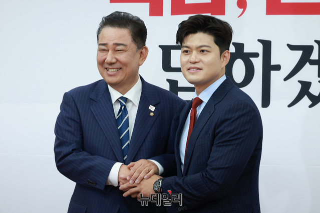 ▲ 김병기 더불어민주당 대표 직무대행 겸 원내대표가 17일 오후 국회에서 김용태 국민의힘 비상대책위원장을 예방하고 있다. ⓒ이종현 기자