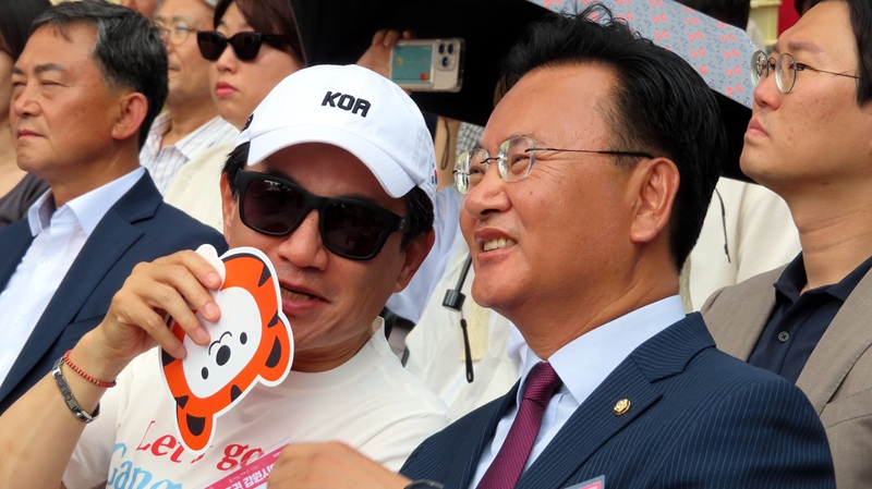 ▲ 유상범 국민의힘 의원과 이야기를 나누고 있는 김진태 강원특별자치도지사. ⓒ뉴데일리