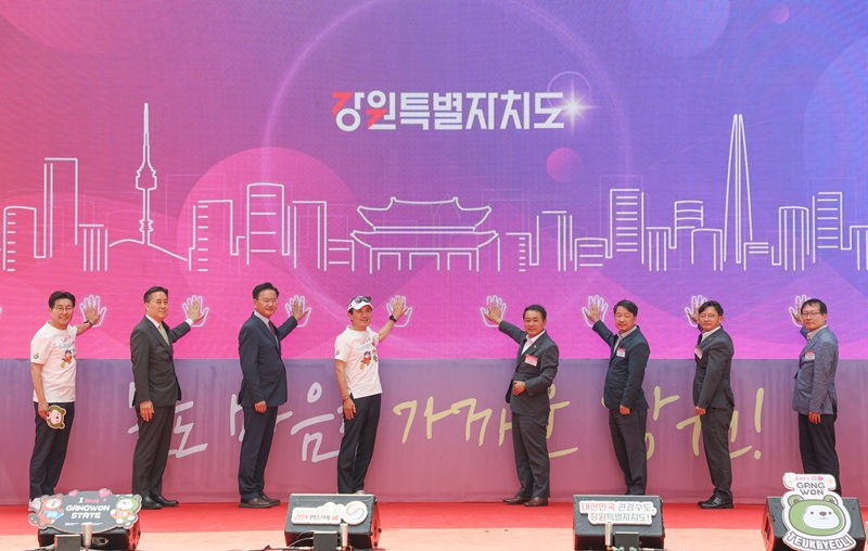 ▲ 서울‧경기‧인천 수도권 주민 500여 명을 대상으로 한 설문조사 결과를 설명하고 있는 김진태 강원특별자치도지사. ⓒ뉴데일리