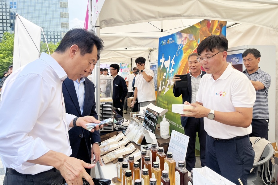 ▲ 청송군(군수 윤경희)은 최근 대형 산불로 막대한 피해를 입은 지역 주민들의 일상 회복과 지역 경제 활성화를 위해 개최되는 산불 피해지역 ‘희망장터’에 참여한다.ⓒ청송군