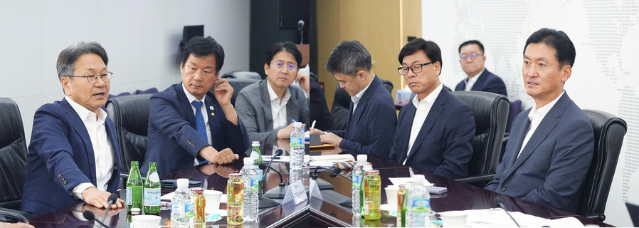 ▲ 강기정 광주광역시장이 17일 오후 서울 금호타이어 본사를 방문해 정일택 금호타이어 대표와 면담을 하고 있다. ⓒ광주광역시 제공