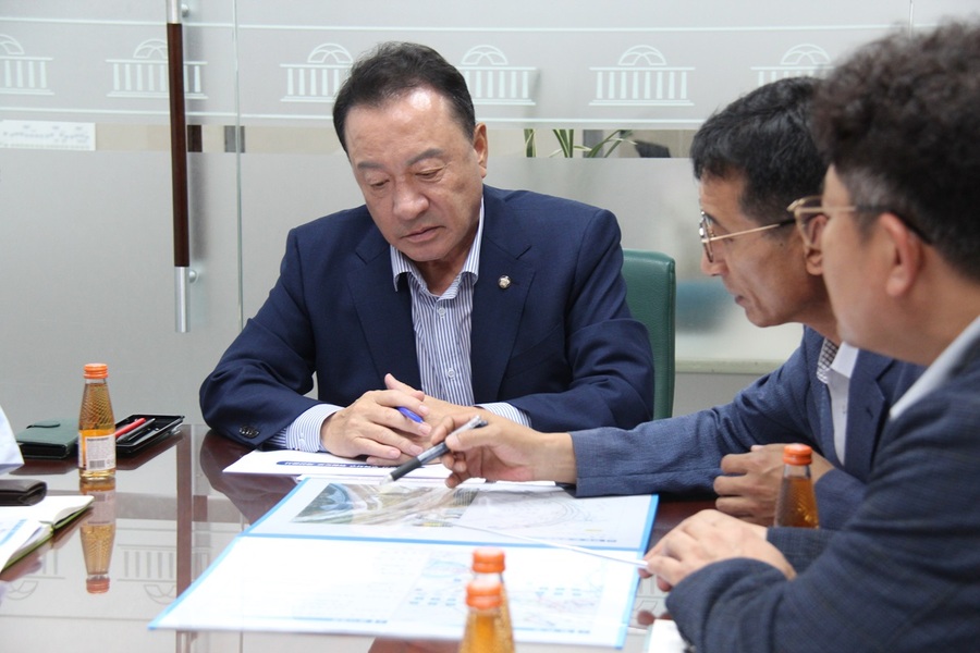 ▲ 국민의힘 엄태영 의원이 17일 국회에서 박광현 충주국토관리사무소장으로부터 단양 국도5호선 우덕지구 개선공사와 관련해 공자 중 드러난 도로 높이차 문제로 더 큰 위험을 초래한 문제점을 협의하고 있다.ⓒ엄태영 의원실