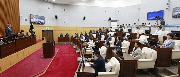 ▲ 대전 서구청 수의계약 비리 의혹이 확산되며 서철모 구청장이 직무유기 및 뇌물 방조 혐의로 검찰에 고발될 위기에 놓였다. 대전 서구의회 조규식 의장 등 11명의 의원들은 17일 전현직 비서실장을 포함한 19명이 뇌물수수와 직권남용 혐의로 검찰에 송최된 것과 관련해 서철모 구청장을 직무유기와 뇌물방조혐의로 검찰에 고발하겠다고 밝혔다. 사진은 대전 서구의회 본회의장.ⓒ서구의회